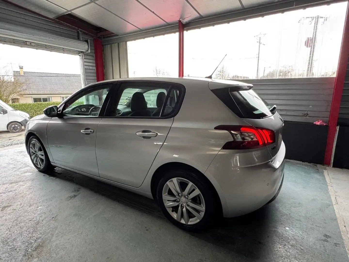 Peugeot 308 1,6 HDI 92 cv Grau - 2