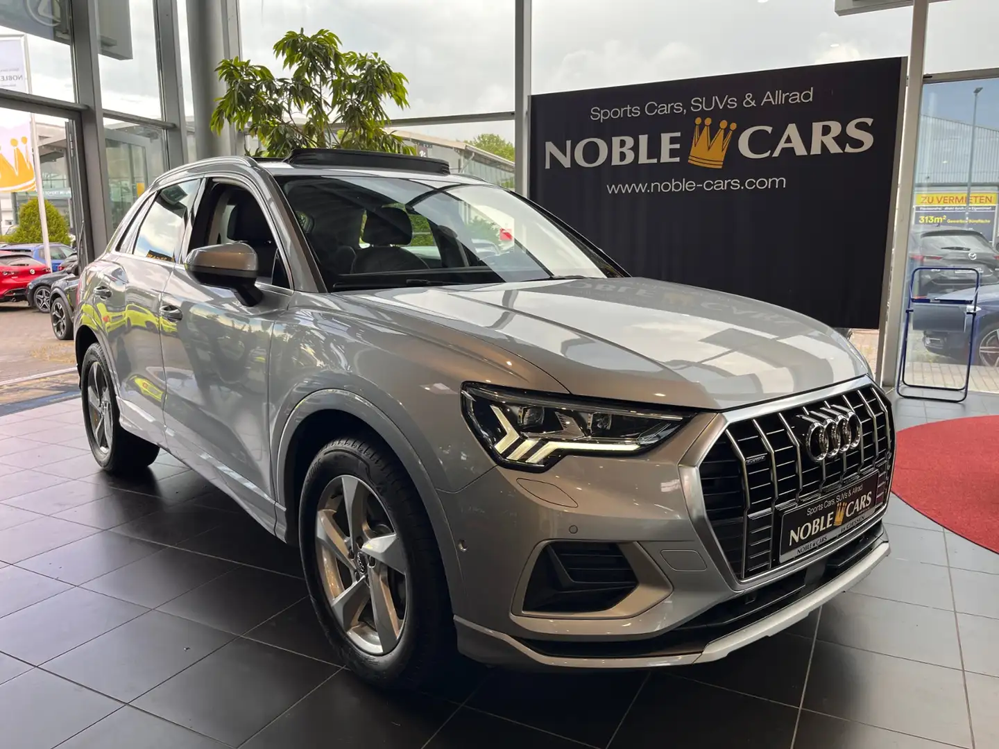 Audi Q3 40 TFSI quattro advanced PANO AHK LED Zilver - 1