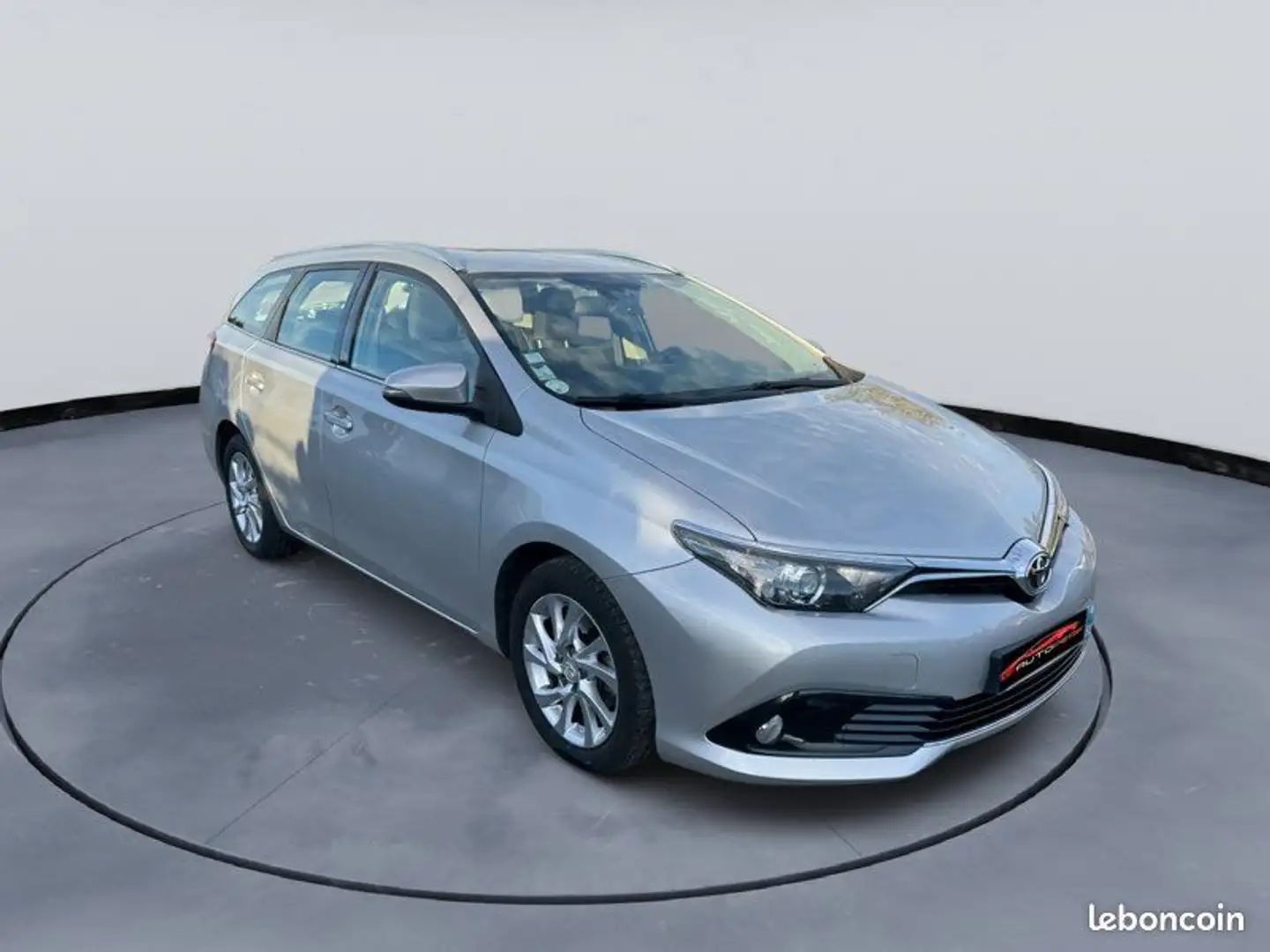Toyota Auris Sport 112CH D-4D Dynamic Régulateur de vitesse Caméra recul Climatisatilon Bluetooth Gris - 2