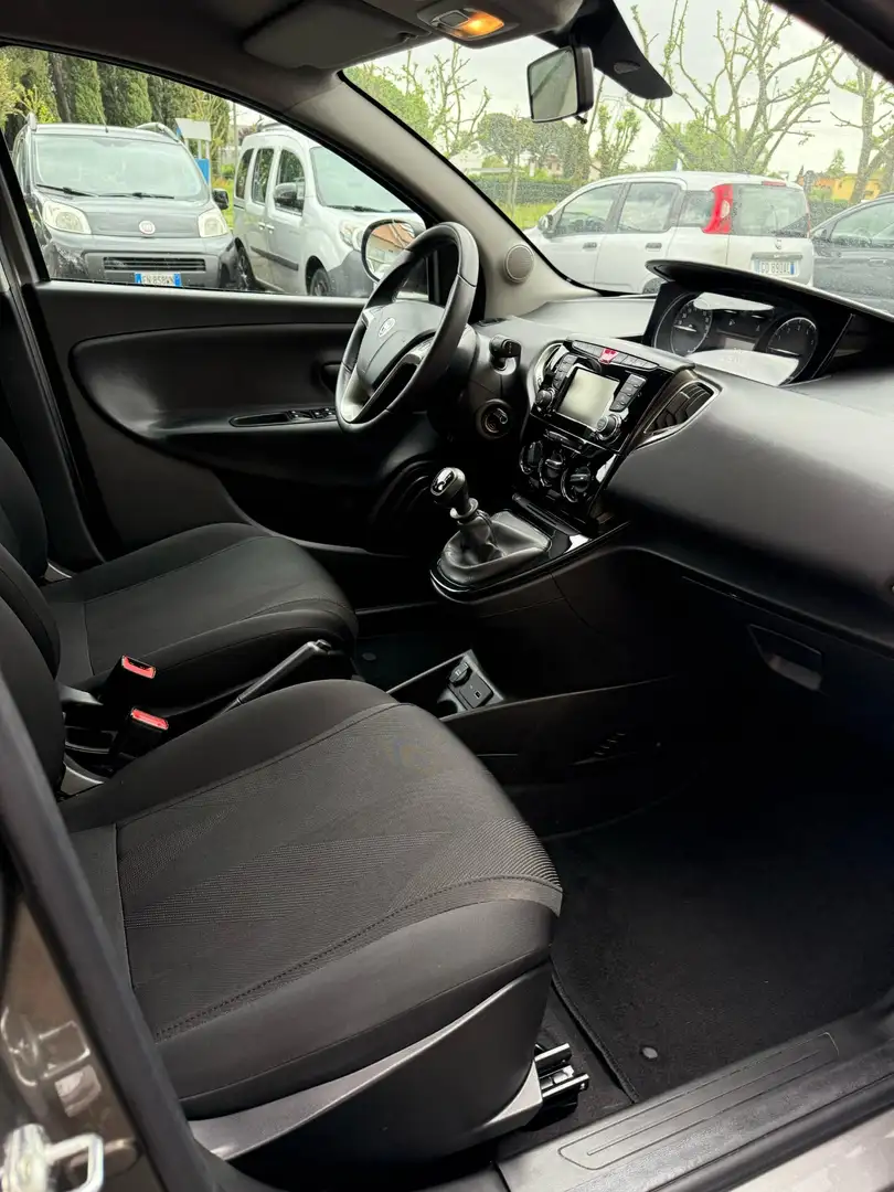 Lancia Ypsilon 1.2 69 CV 5 porte S&S Gold Grau - 2