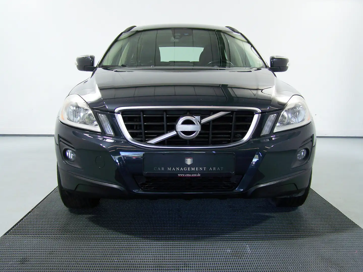 Volvo XC60 2.4 DRIVe Momentum Autom NAVI+LEDER+PDC Grau - 2