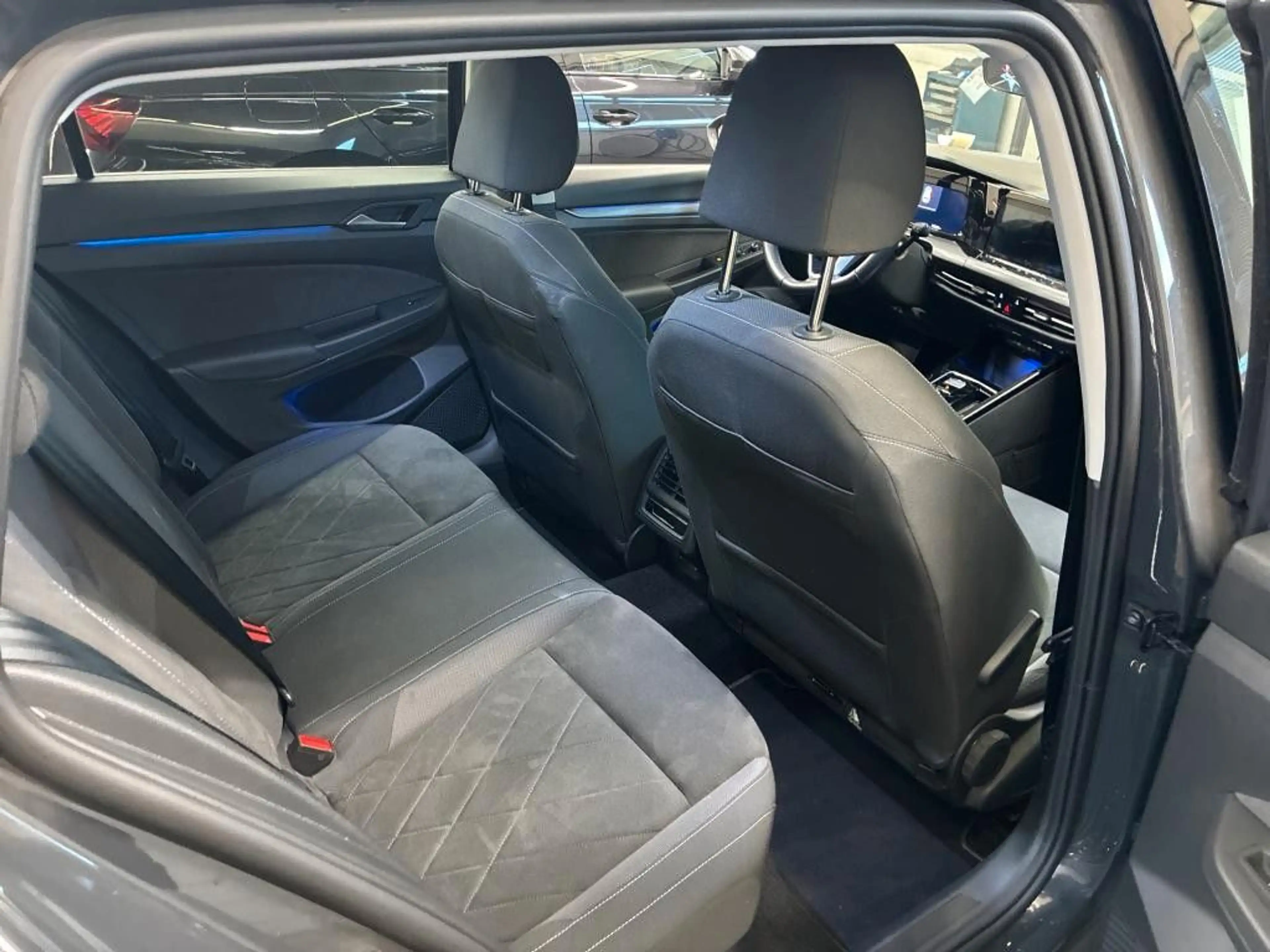 Volkswagen Golf VIII Variant Style 2.0TDI DSG Navi SHZ LED — photo 6