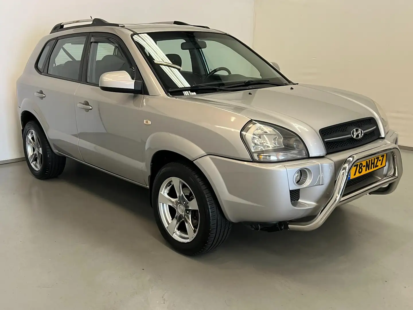 Hyundai TUCSON 2.0i Active / Airco / Trekhaak / Bullbar Grijs - 2