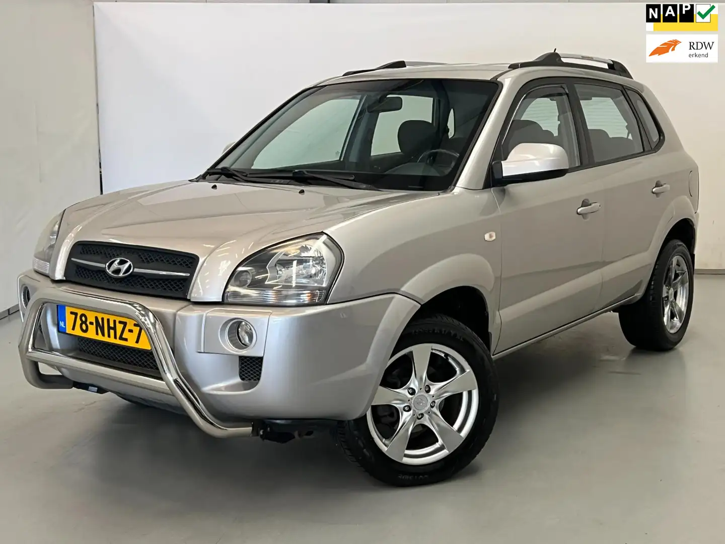 Hyundai TUCSON 2.0i Active / Airco / Trekhaak / Bullbar Grijs - 1