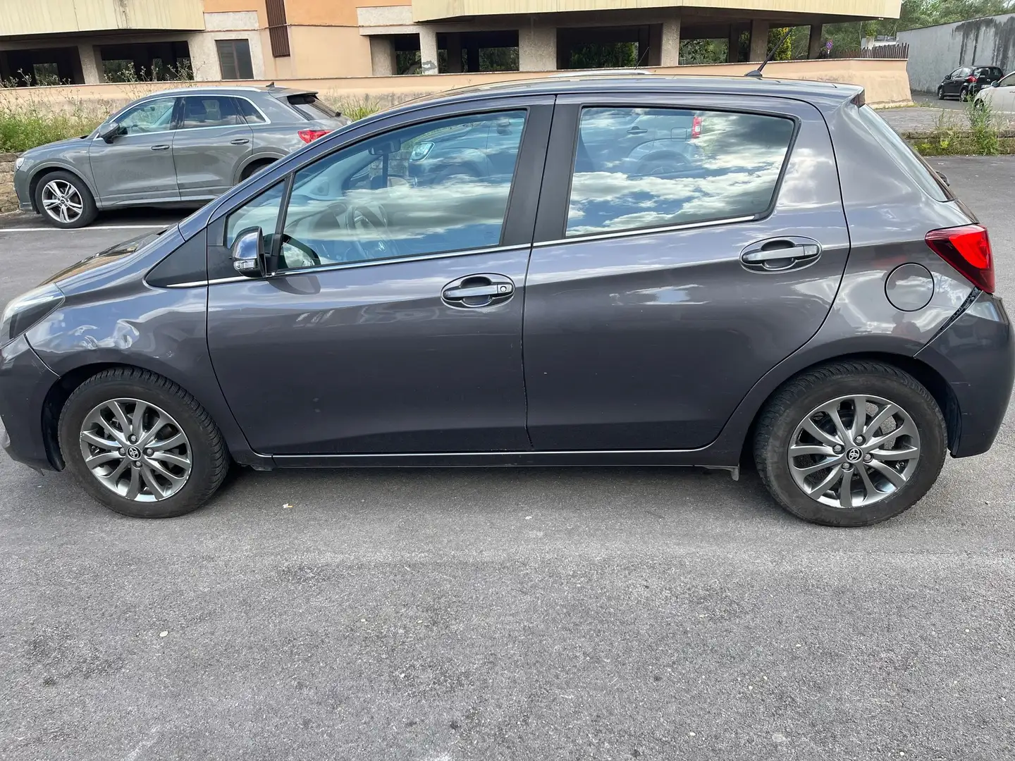 Toyota Yaris Yaris  5p 1.0 Lounge unipro Grigio - 1