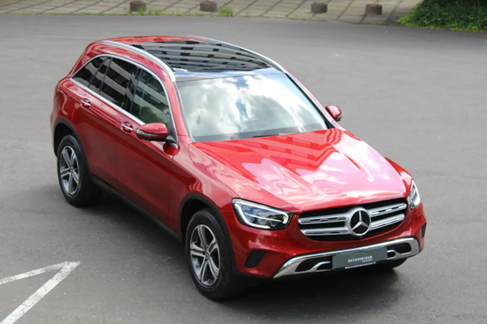 Mercedes-Benz GLC 300 Keyless/Panorama/Kamera/Leder/Carplay Rood - 1