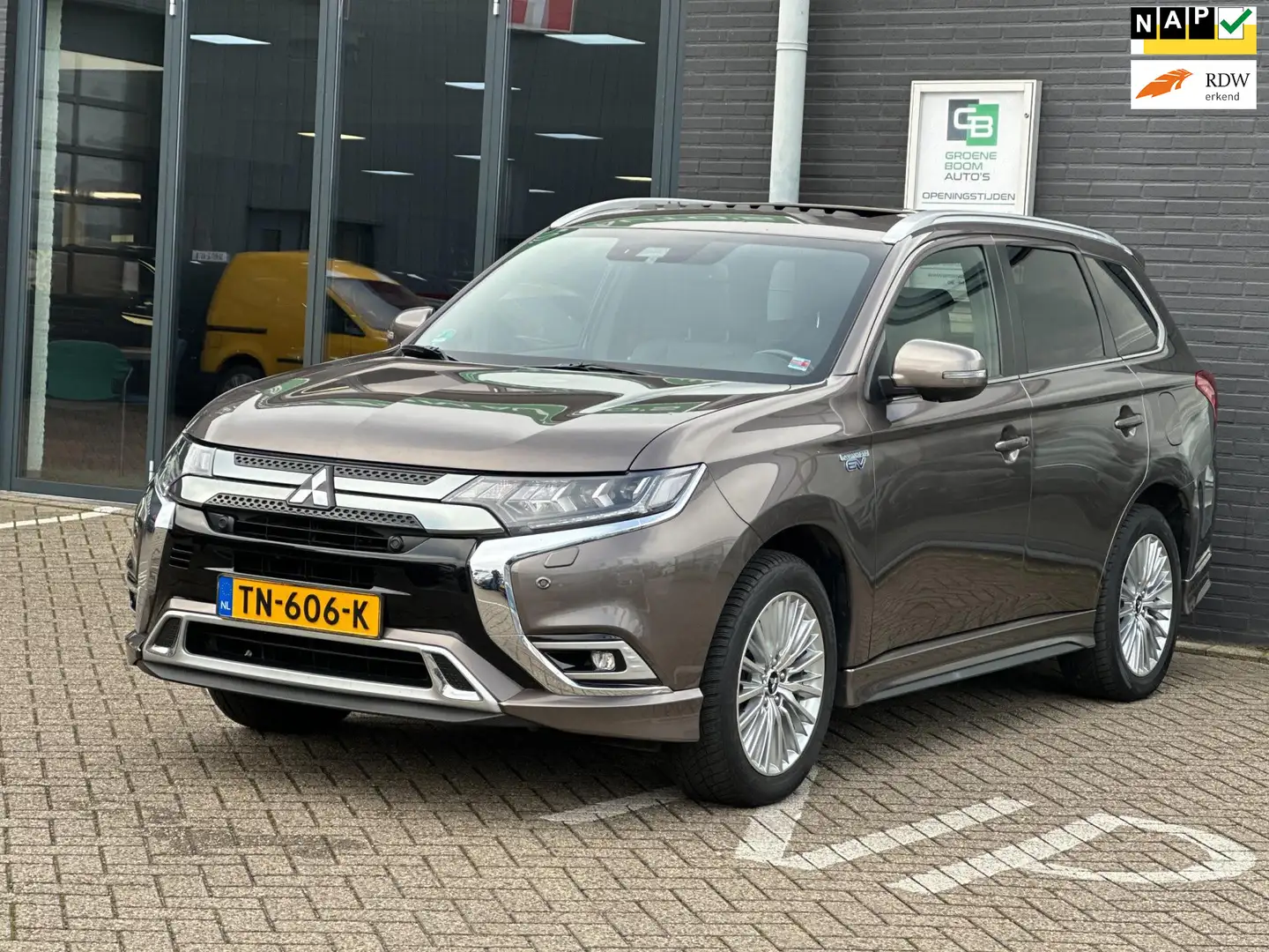 Mitsubishi Outlander 2.4 PHEV Instyle/1STE EIGPANO-DAK/CAMERA/NL-AUTO N Braun - 1