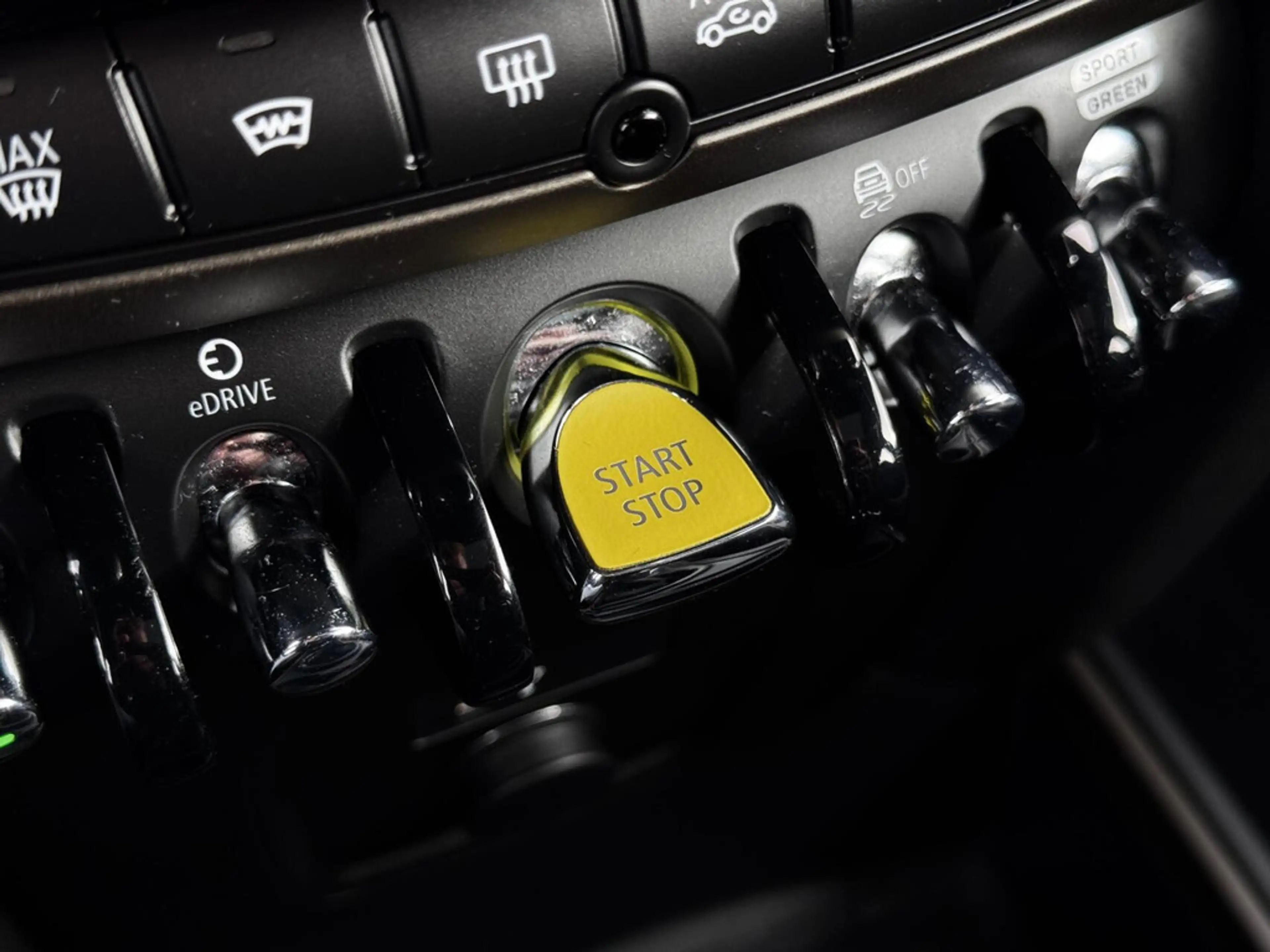 MINI Cooper SE Countryman 1.5 Hybride ALL4 | SOH 92% | Panodak | H&K | Head — photo 33
