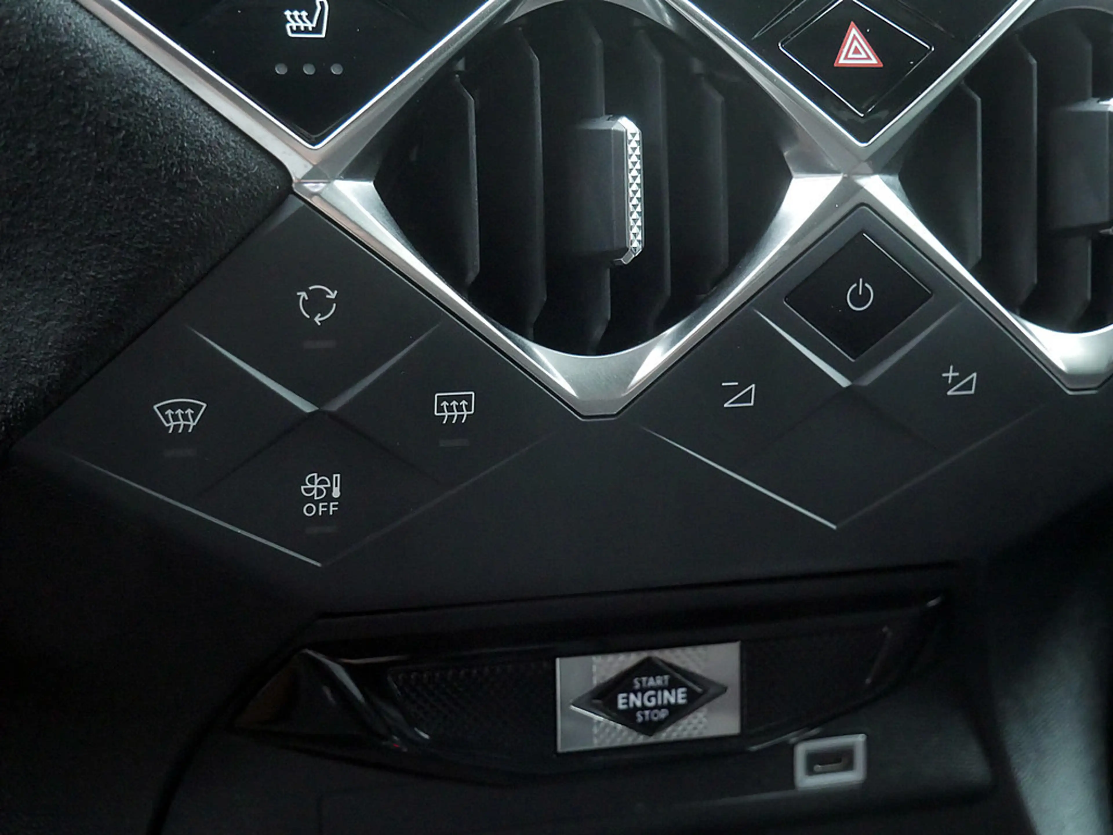 DS Automobiles DS 3 Crossback PureTech 100 Performance Line — photo 15
