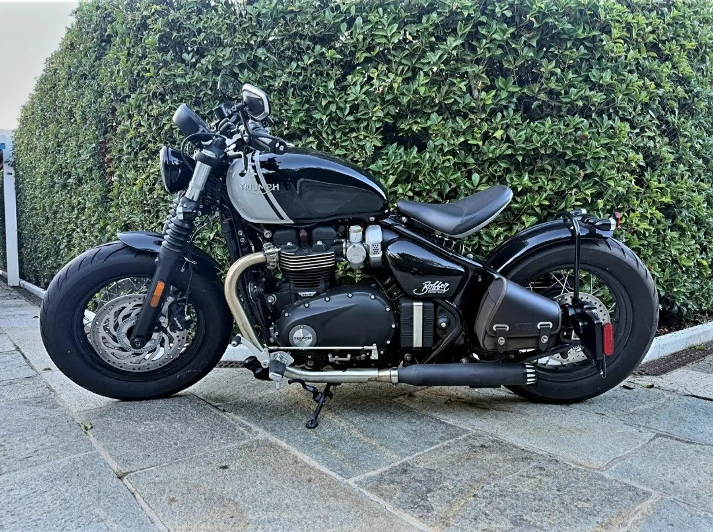 Triumph Bonneville Bobber Negru - 1