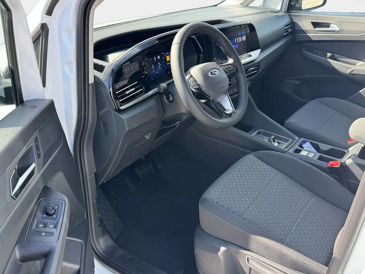 Ford Grand Tourneo 2026 — фото 10
