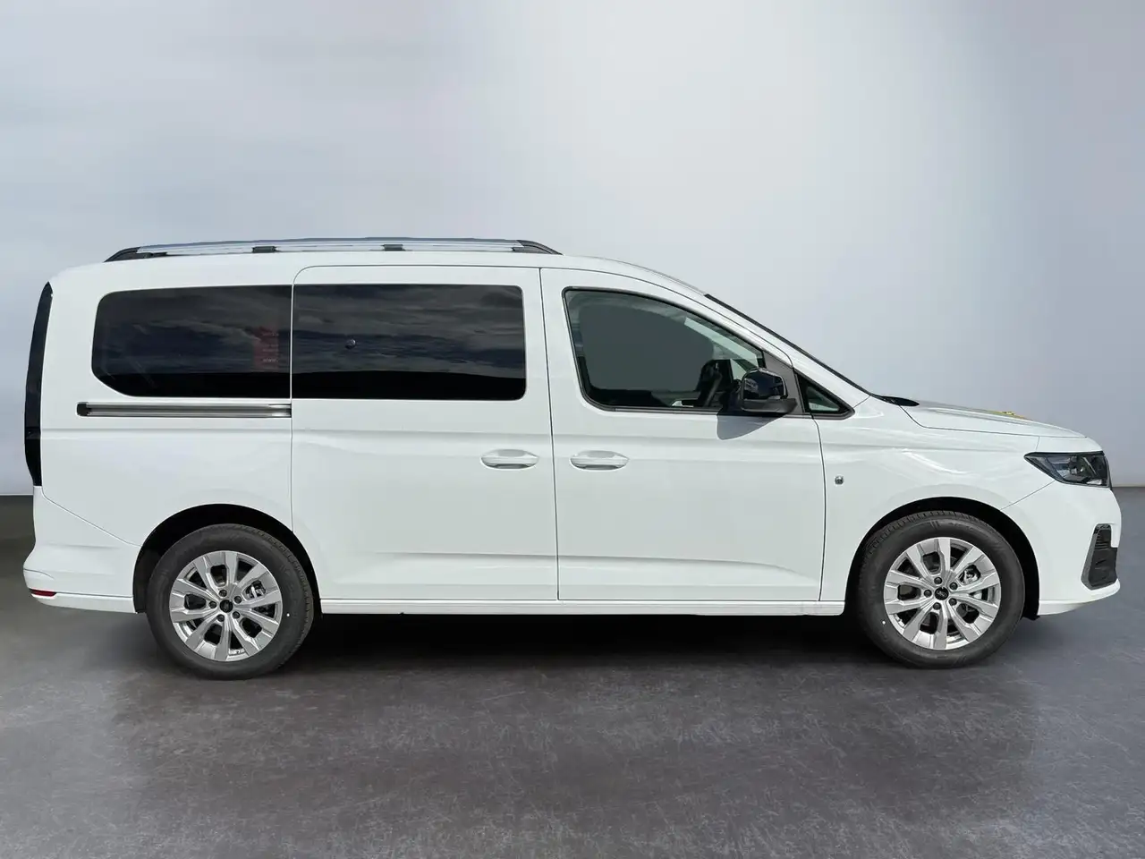 Ford Grand Tourneo 2026 — фото 6