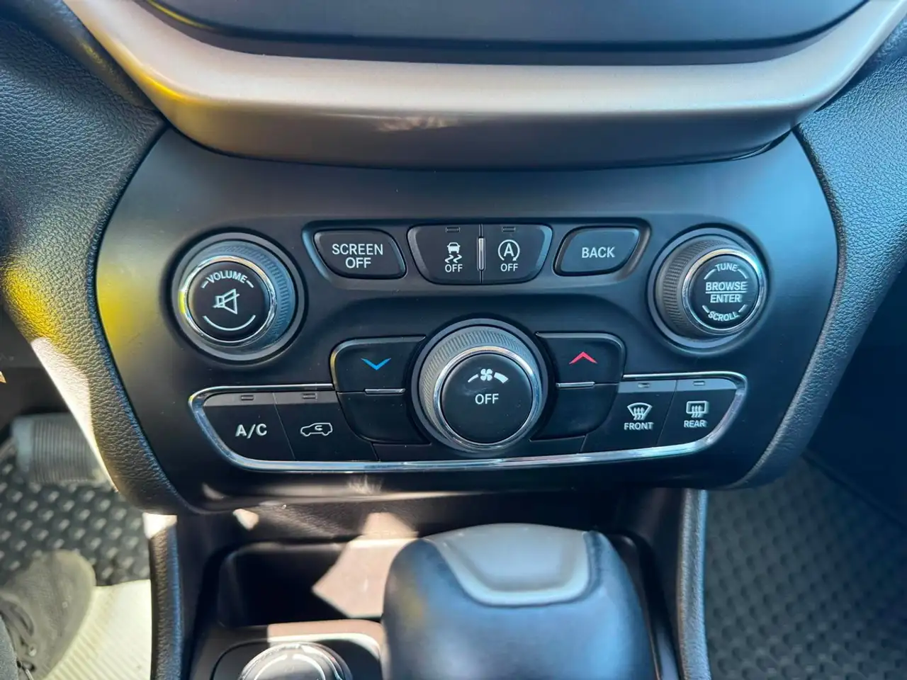 Jeep Cherokee photo Jeep Cherokee