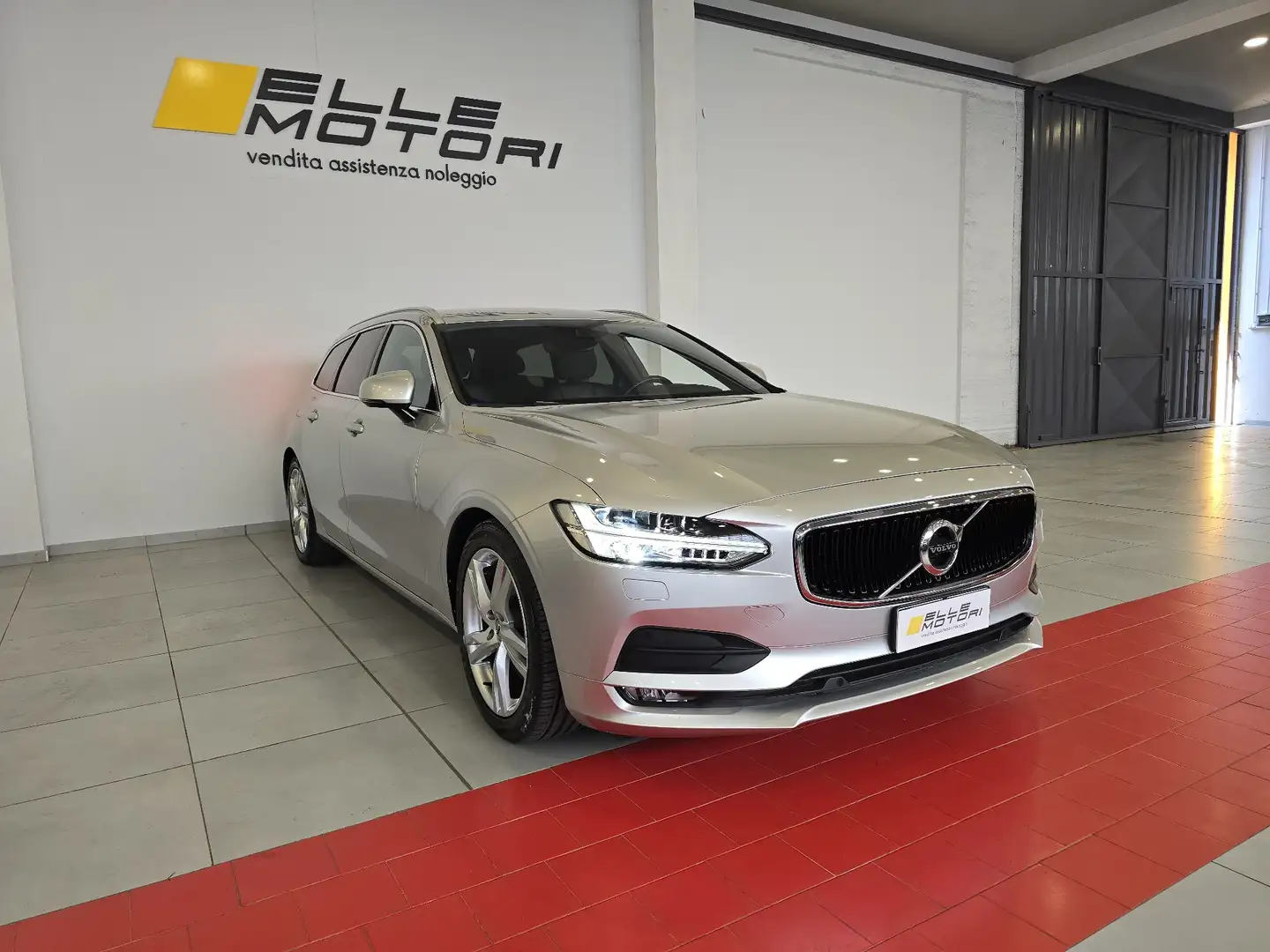 Volvo V90 V90 2016 2.0 d4 Momentum awd geartronic Argento - 2