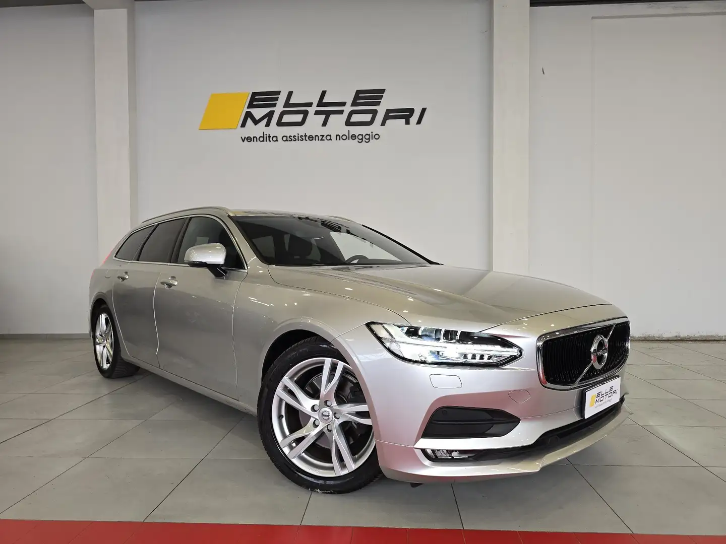 Volvo V90 V90 2016 2.0 d4 Momentum awd geartronic Argento - 1
