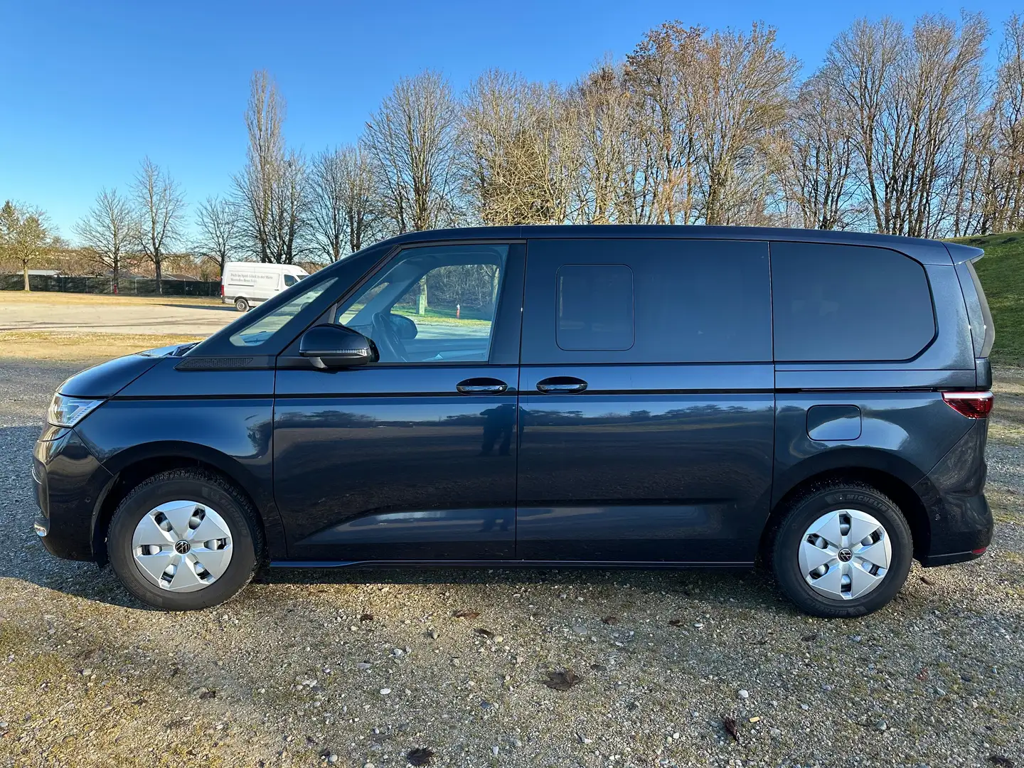 Volkswagen T7 Multivan Multivan 2.0 TDI SCR KÜ 7-Sitze Vis a Vis Life Albastru - 2
