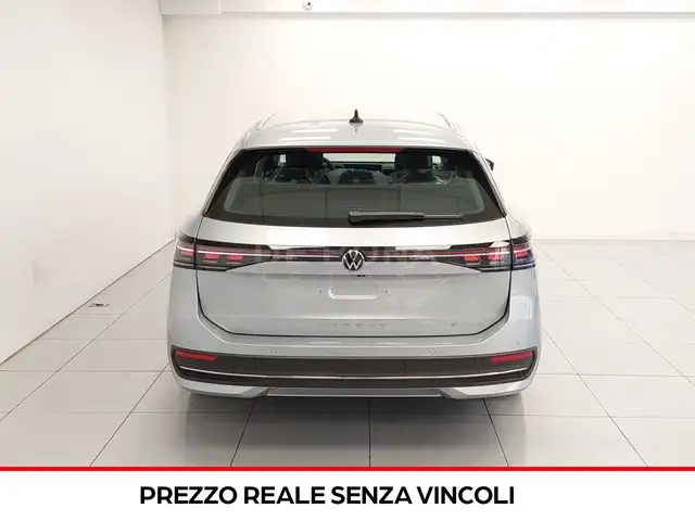 Volkswagen Passat view 5