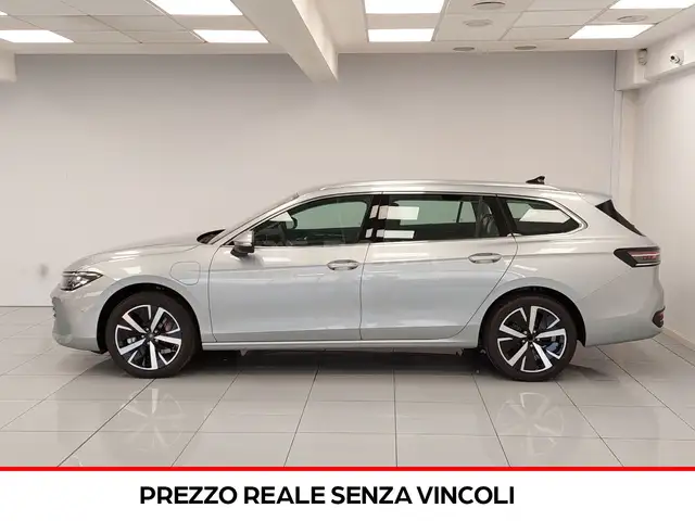 Volkswagen Passat view 3