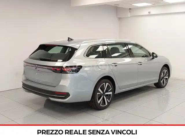 Volkswagen Passat view 4