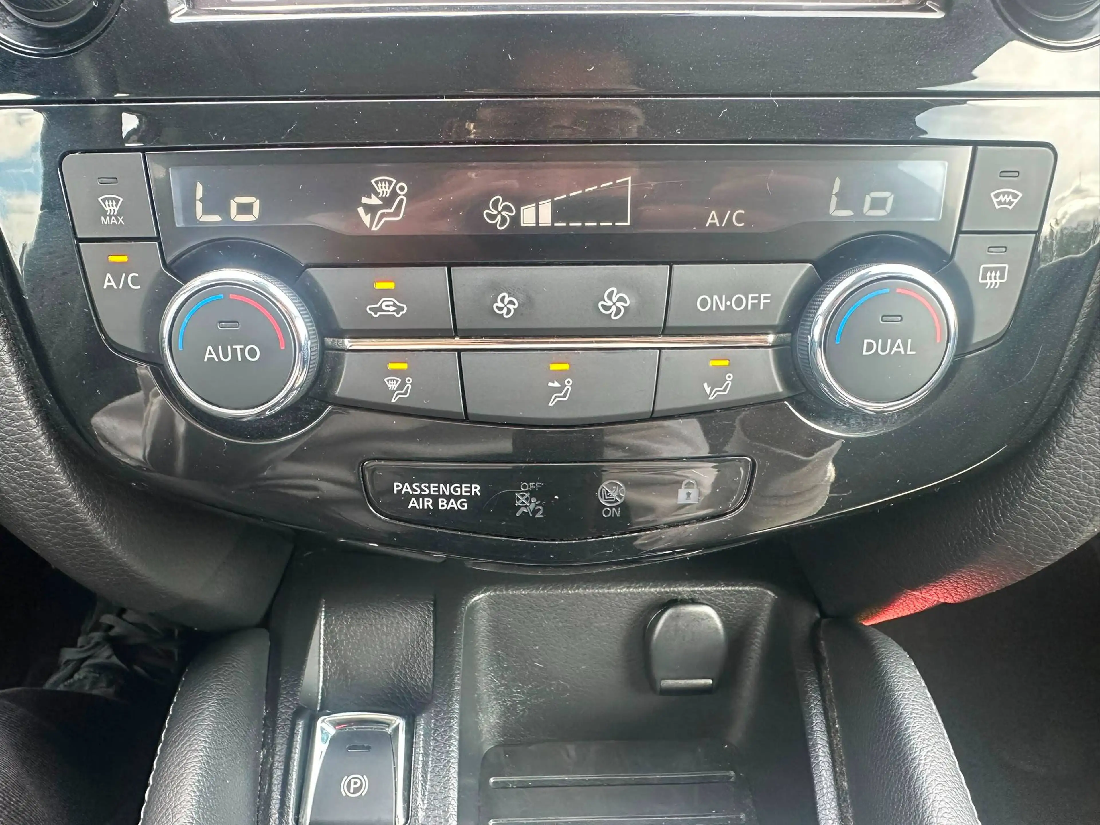 Nissan Qashqai 1.2 / TOIT PANO / CAMERA 360 / SIEGE CHAUFFANT / AIRCO / NAVI — photo 12