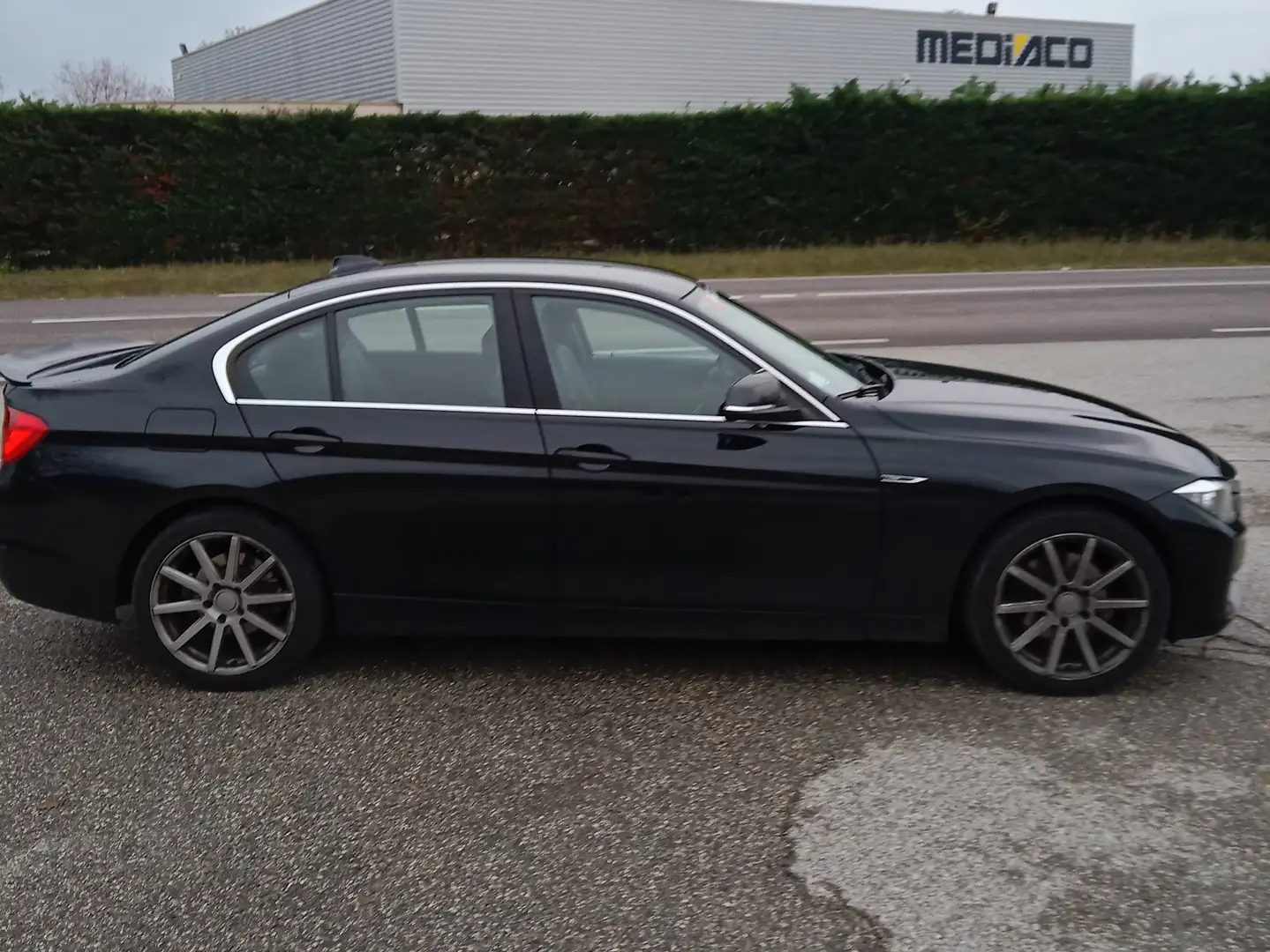 BMW 320 Executive Noir - 2