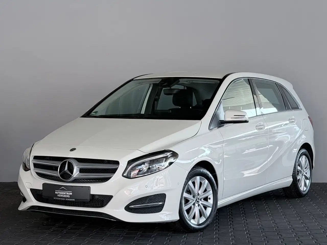 Mercedes-Benz B 180