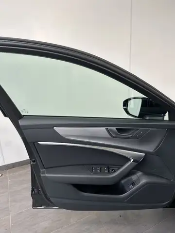 Audi A6 Avant view 8