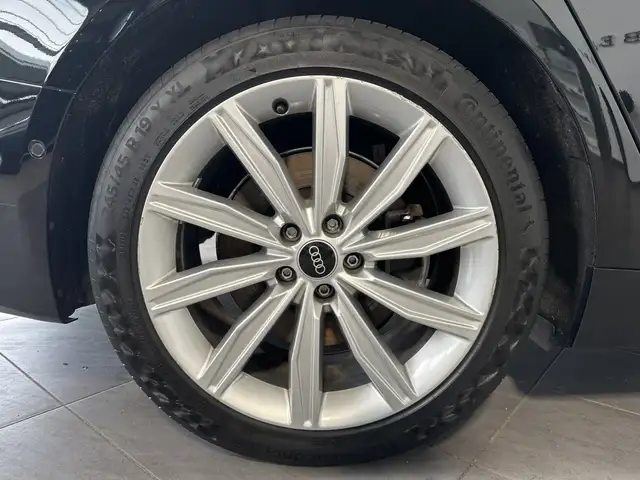 Audi A6 Avant view 3