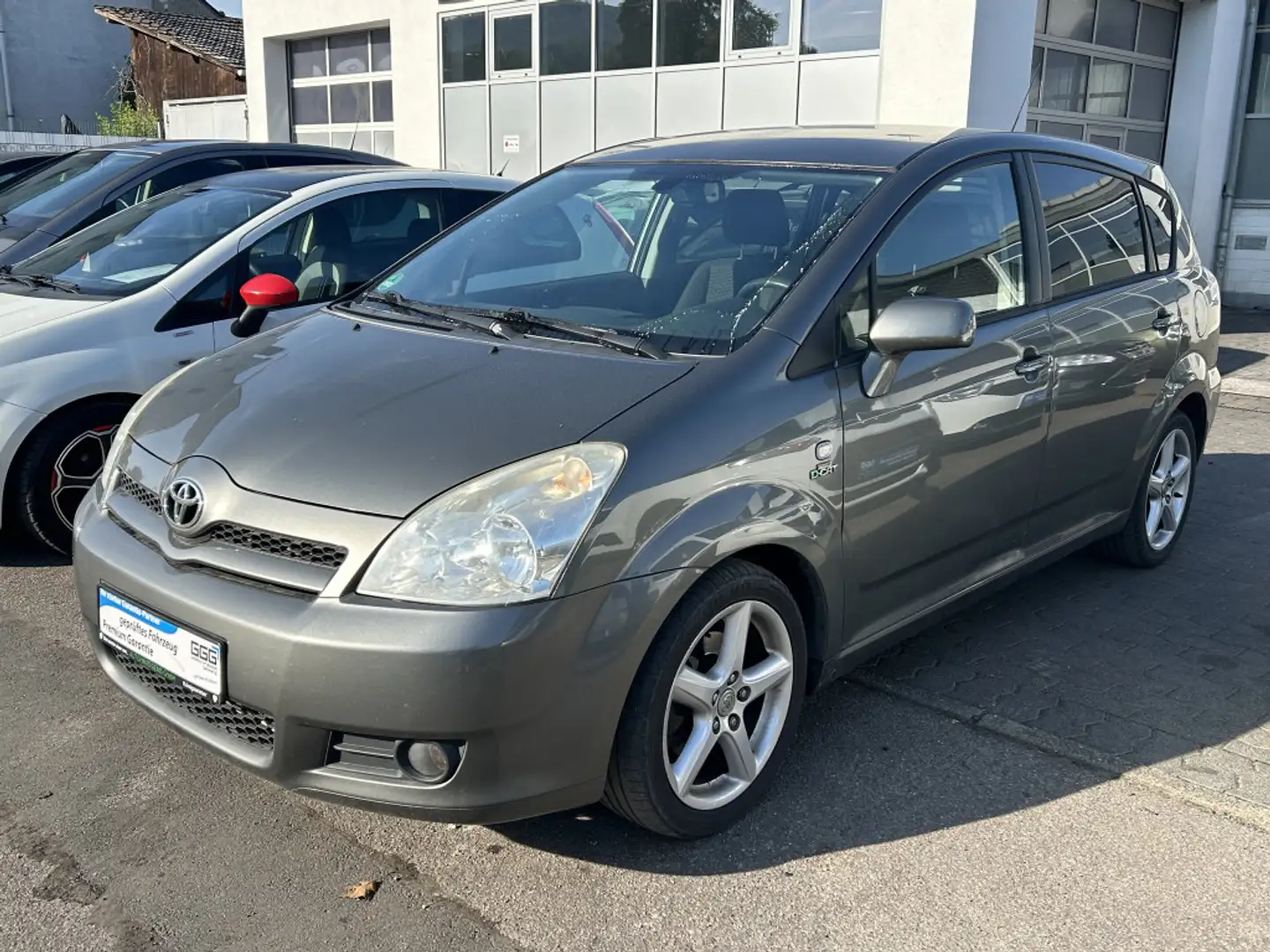 Toyota Corolla 2.2 D-CAT Sol 7-Sitzer Klima AHK Grau - 2
