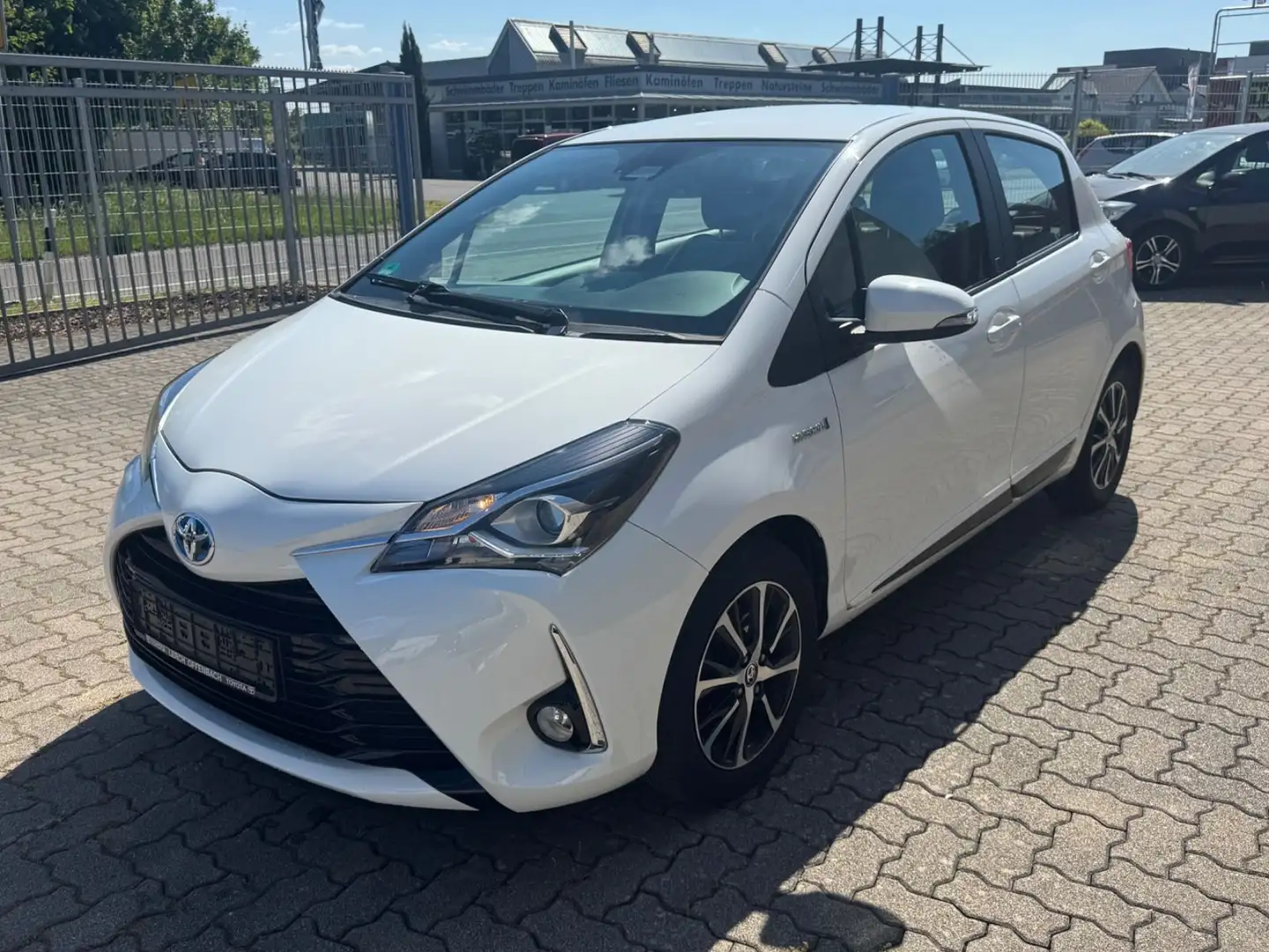 Toyota Yaris Hybrid*AUTOM*KAM*SPUR*ABSTAND*SHZ*NAVI Wit - 1