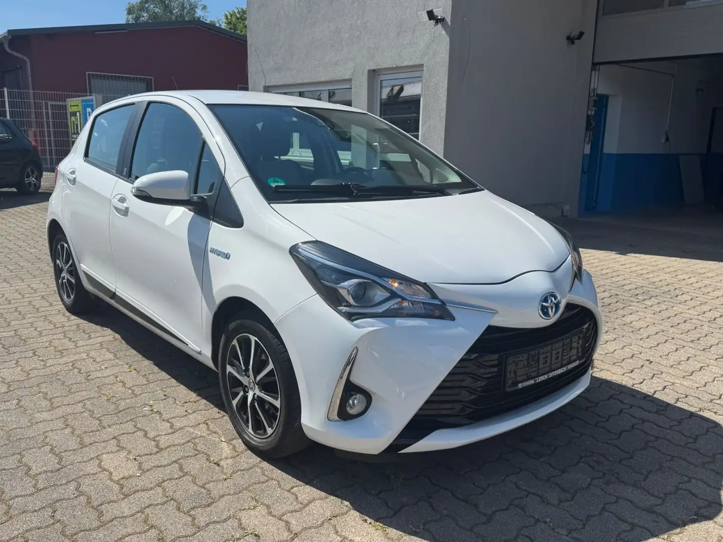Toyota Yaris Hybrid*AUTOM*KAM*SPUR*ABSTAND*SHZ*NAVI Wit - 2