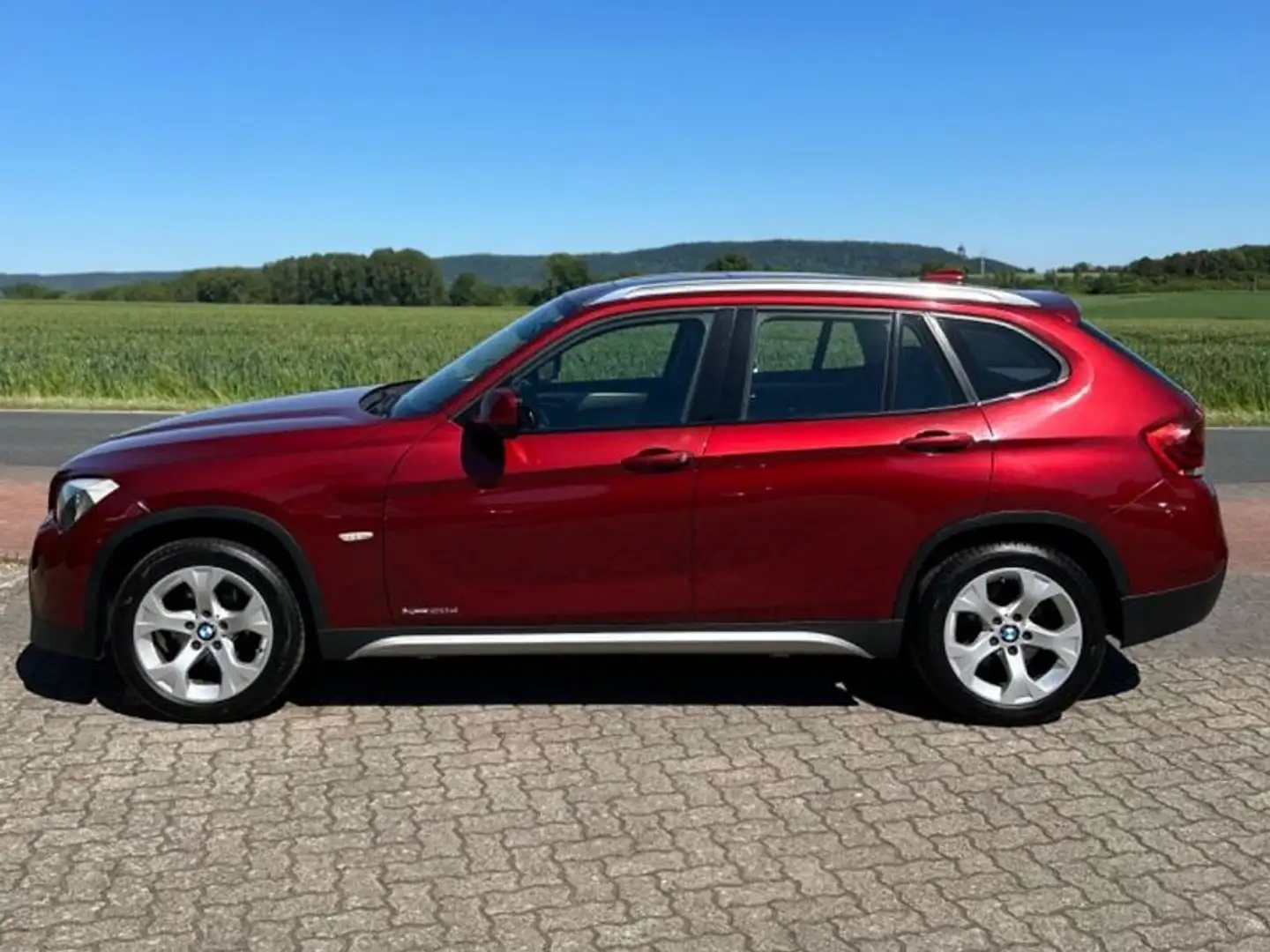 BMW X1 xDrive 20d *Pano*Klima*Leder*AHK*Bi-Xenon*PDC Rot - 2