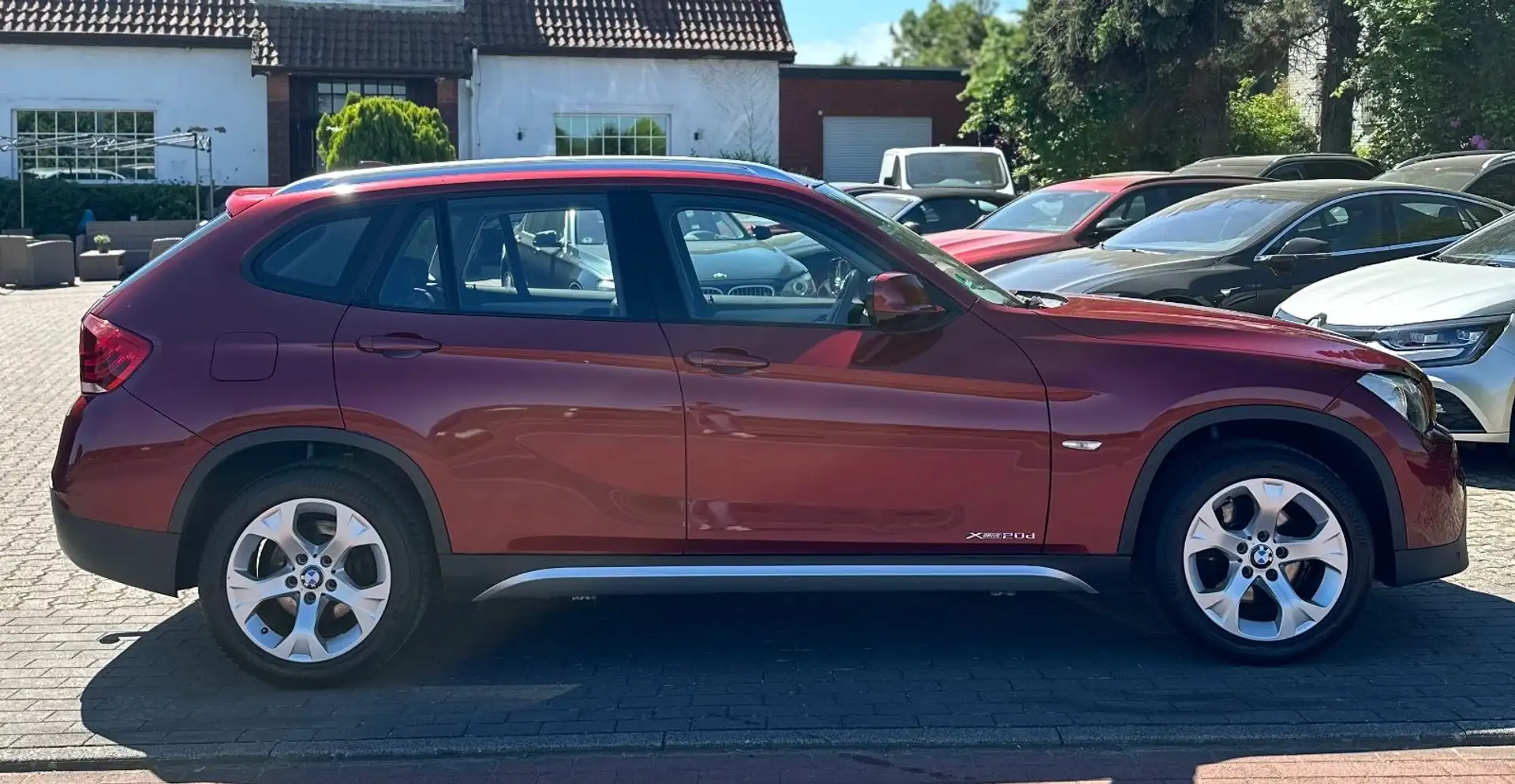 BMW X1 xDrive 20d *Pano*Klima*Leder*AHK*Bi-Xenon*PDC Rot - 1