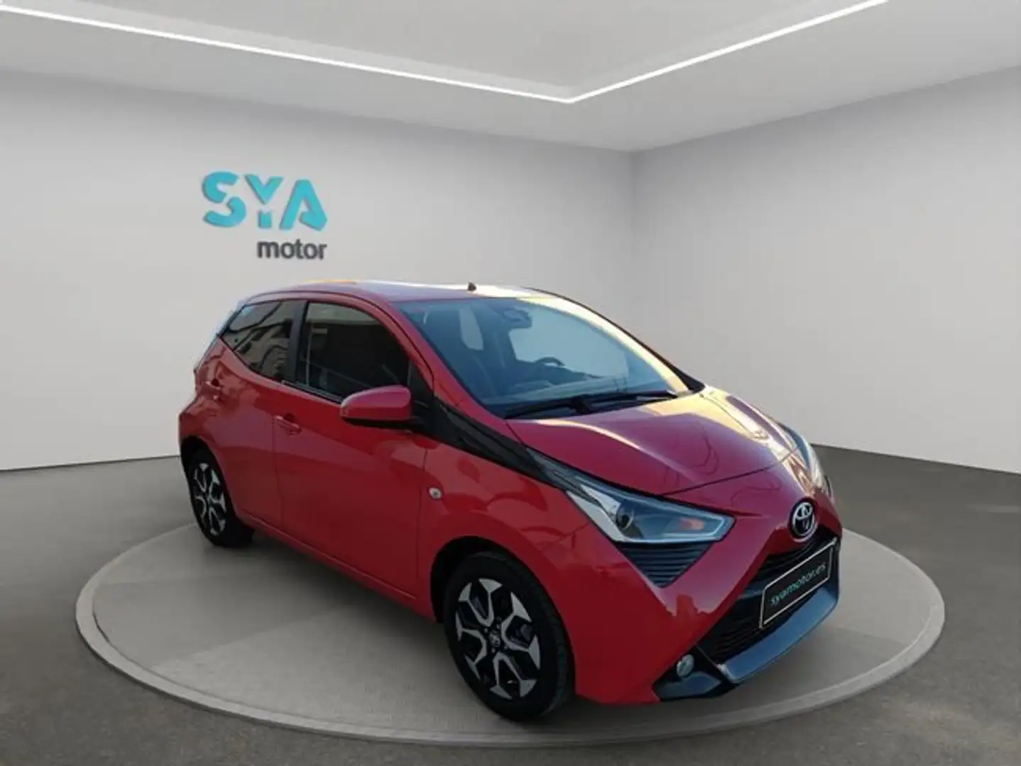 Toyota Aygo 70 x-play Rojo - 1