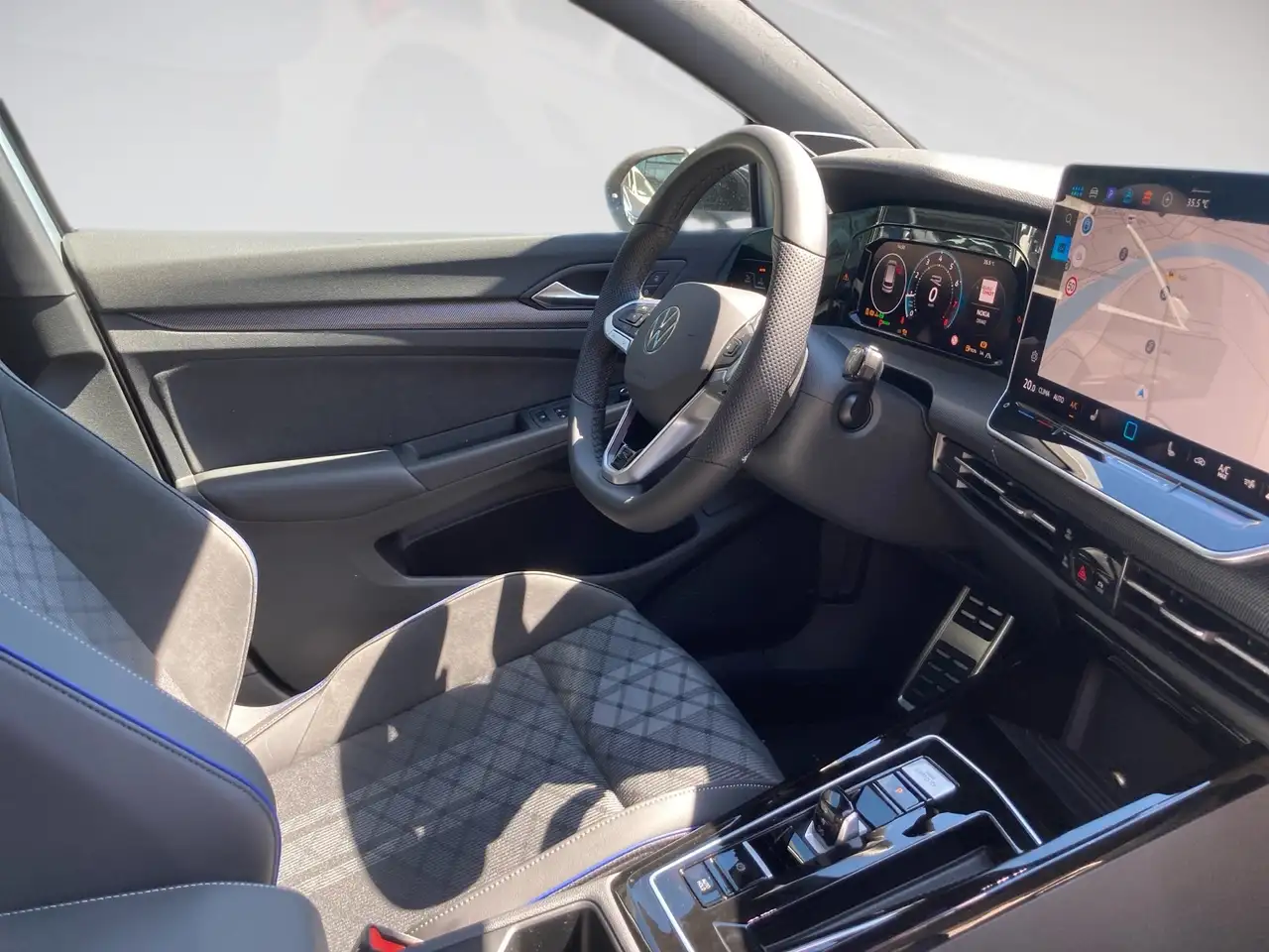 Volkswagen Golf VIII R-LINE 1.5TSI DSG PANORAMA.HARMAN.NAVI 9