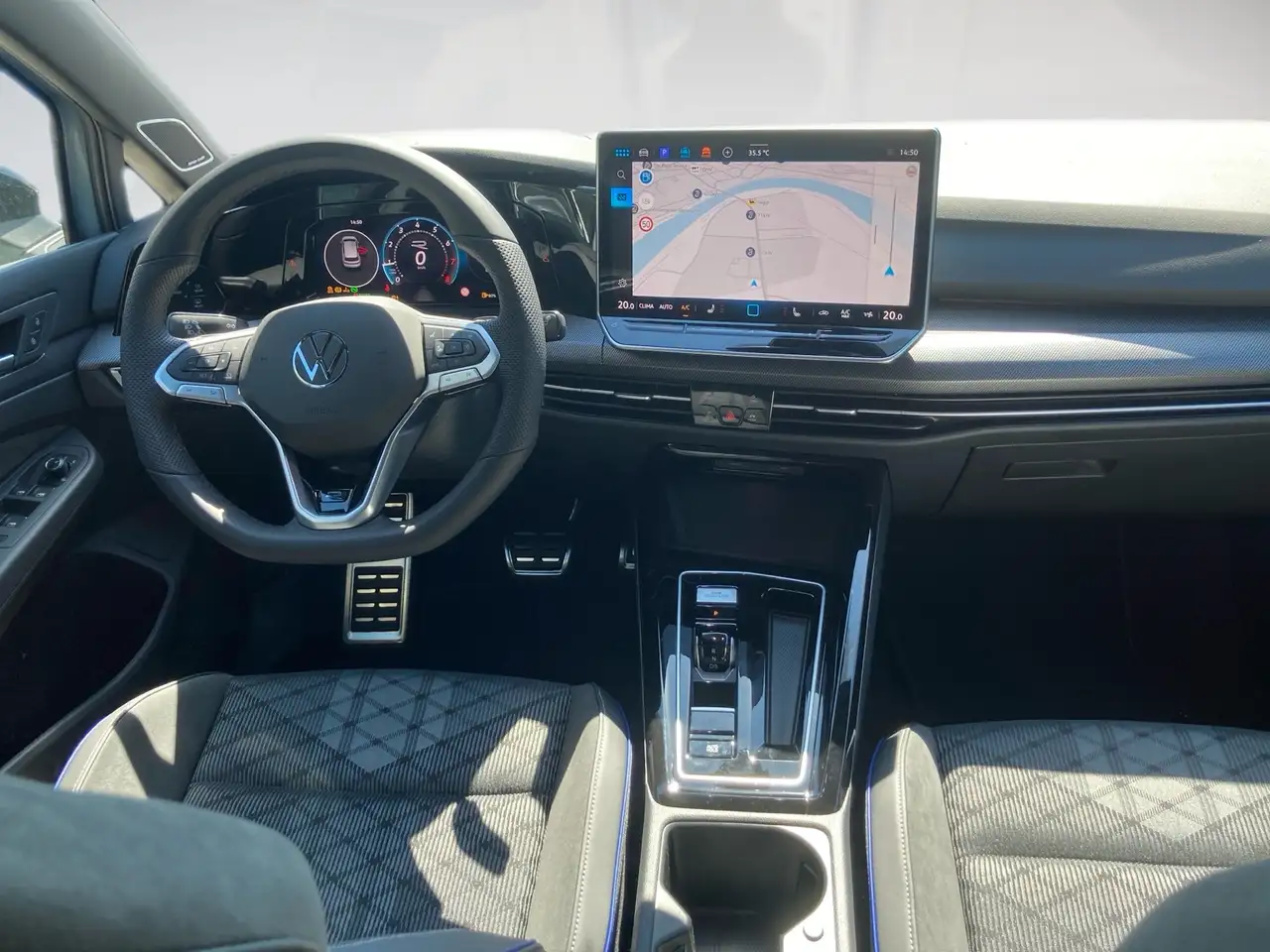 Volkswagen Golf VIII R-LINE 1.5TSI DSG PANORAMA.HARMAN.NAVI 11