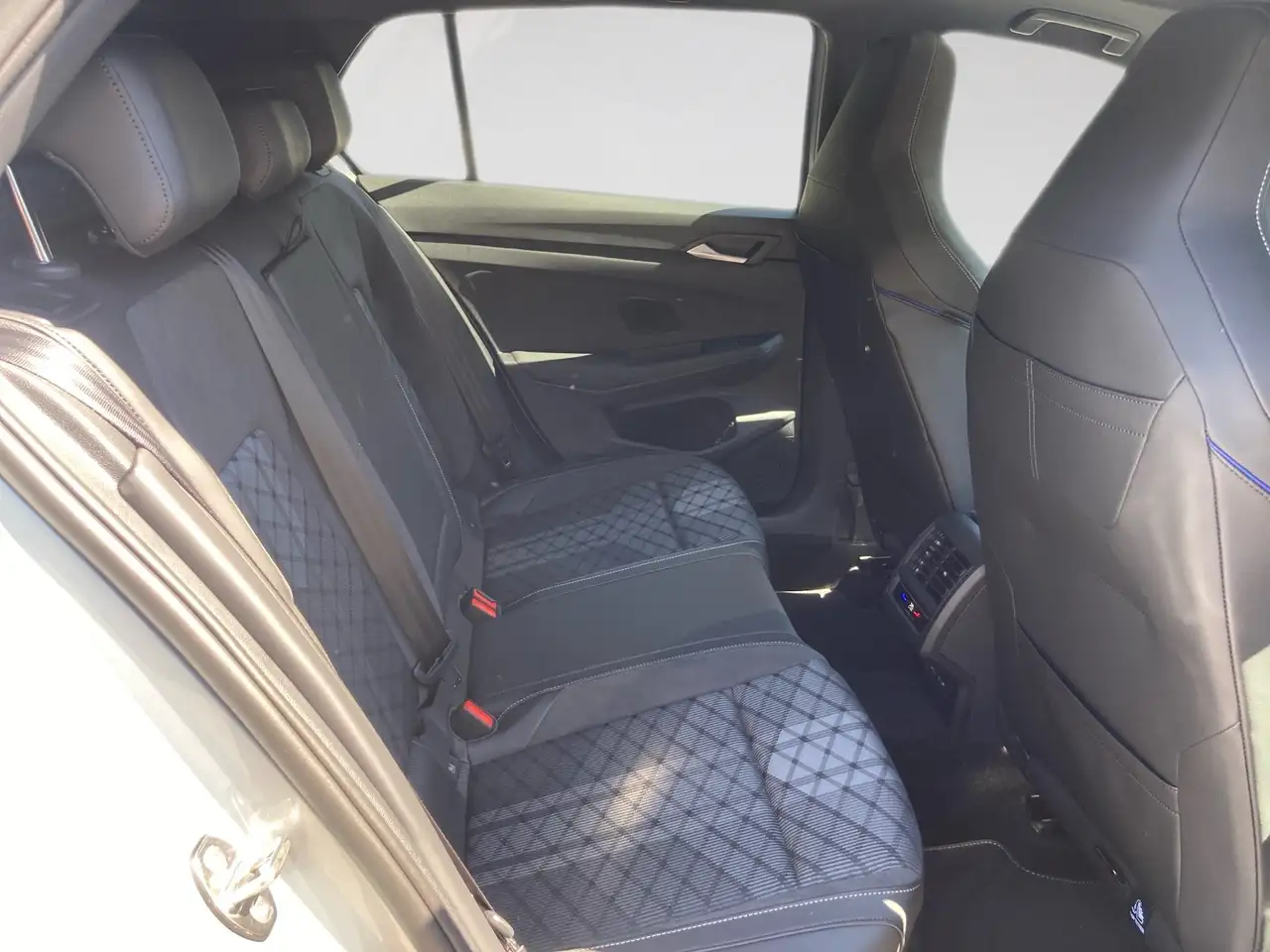 Volkswagen Golf VIII R-LINE 1.5TSI DSG PANORAMA.HARMAN.NAVI 10