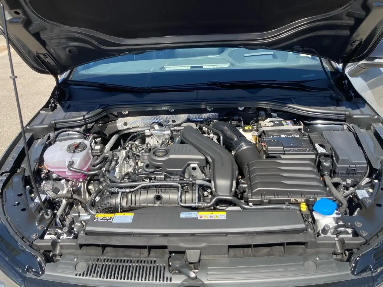 Volkswagen Golf VIII R-LINE 1.5TSI DSG PANORAMA.HARMAN.NAVI 16