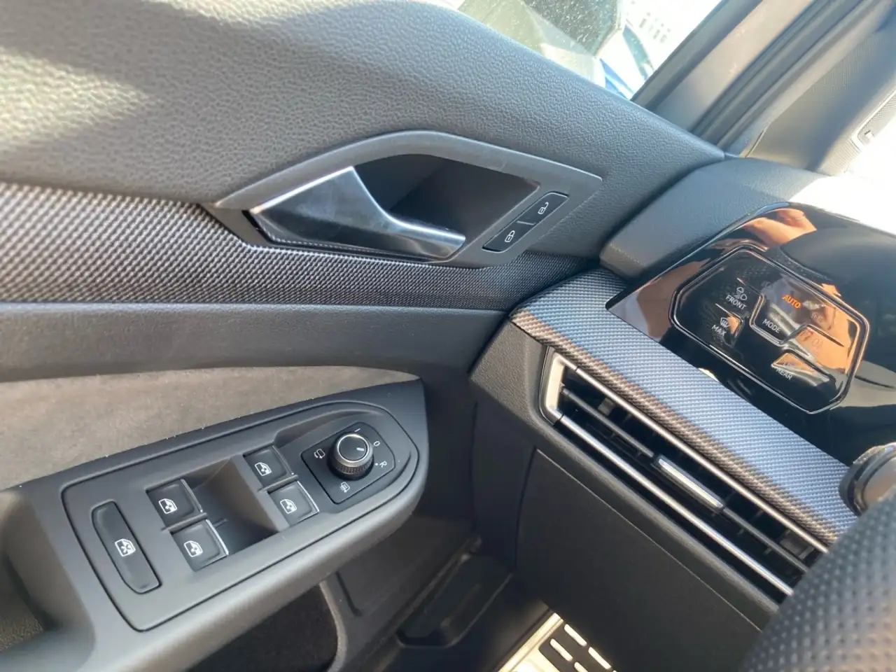 Volkswagen Golf VIII R-LINE 1.5TSI DSG PANORAMA.HARMAN.NAVI 15