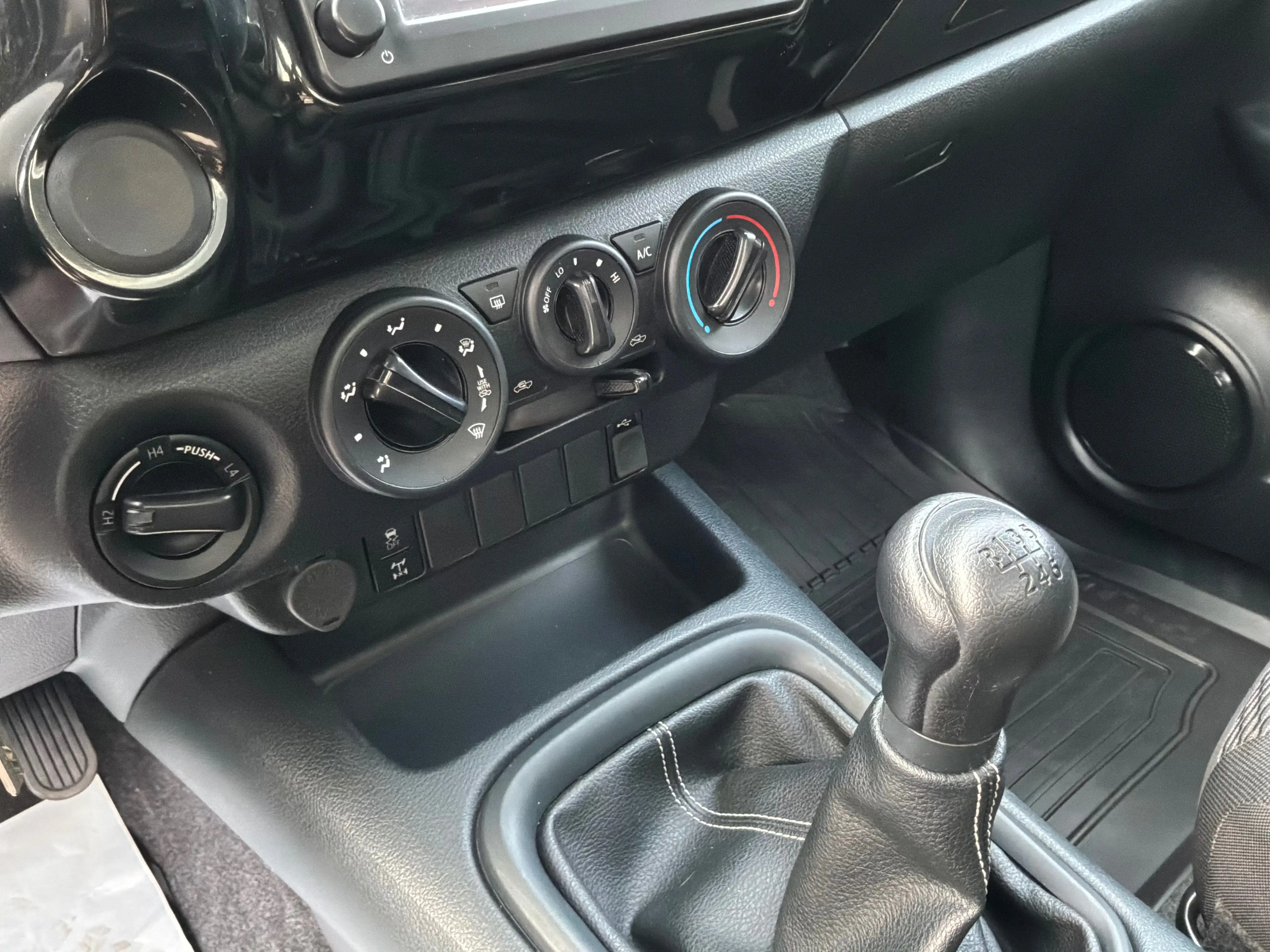Toyota Hilux 2.4 D-4D 4WD Active simple cabine — photo 6