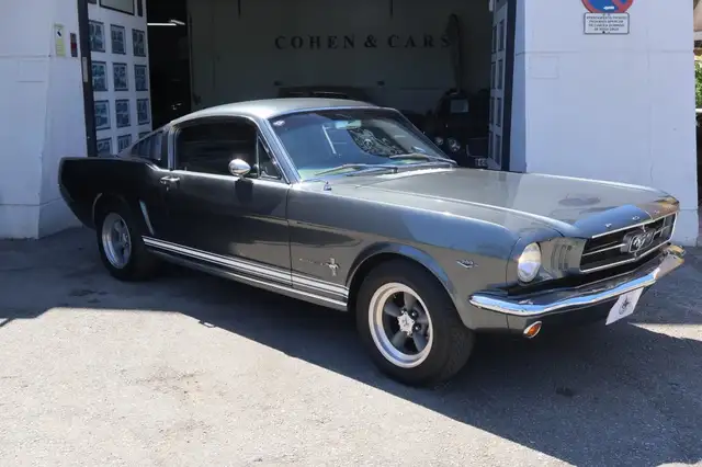 Ford Mustang view 3