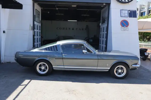 Ford Mustang view 4