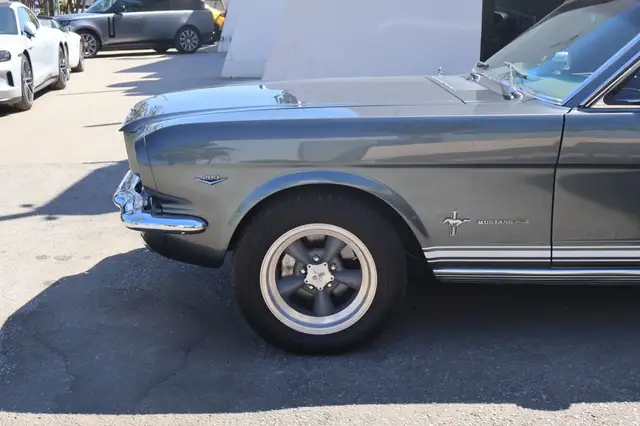 Ford Mustang view 8