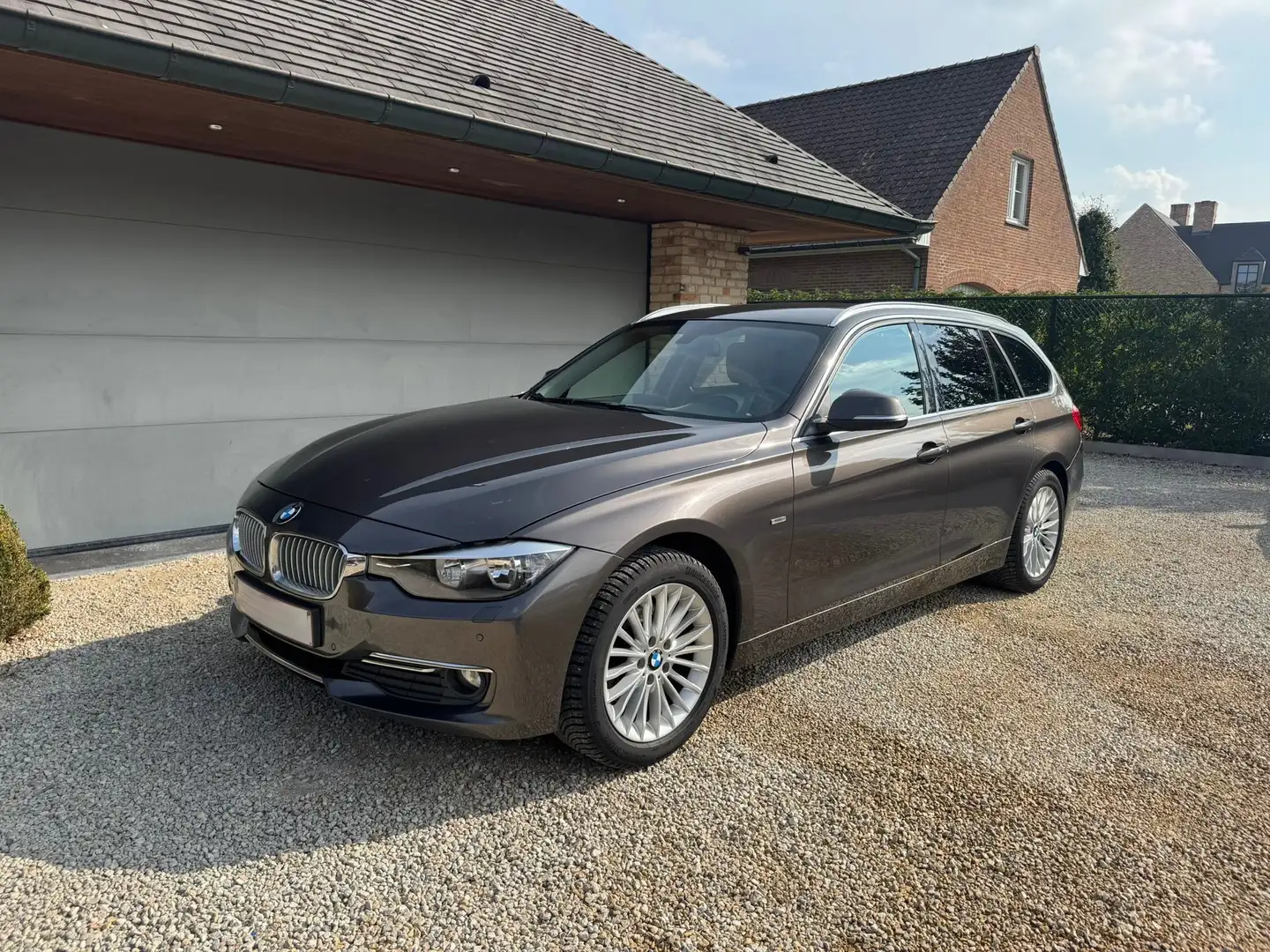 BMW 320 Luxury Line Bruin - 1