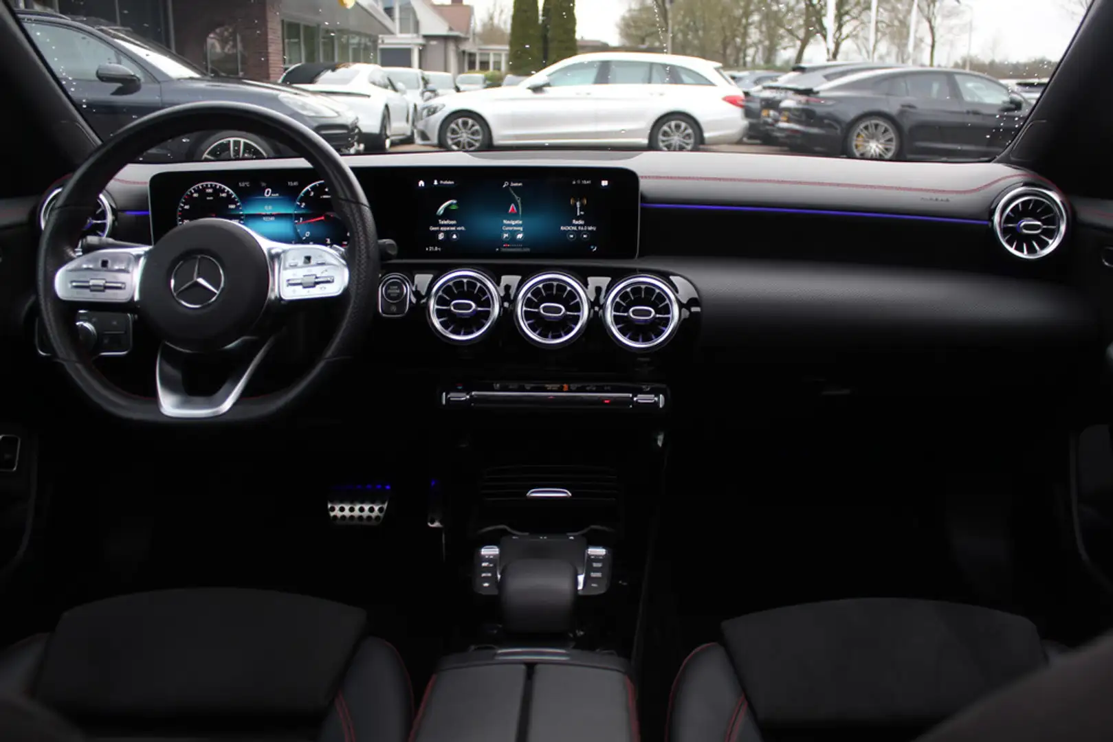 Mercedes-Benz A 180 Business Solution AMG / Panoramadak / Camera / Sfe Wit - 2