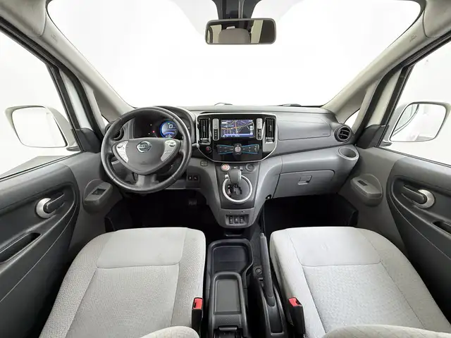 Nissan E-NV200 view 3