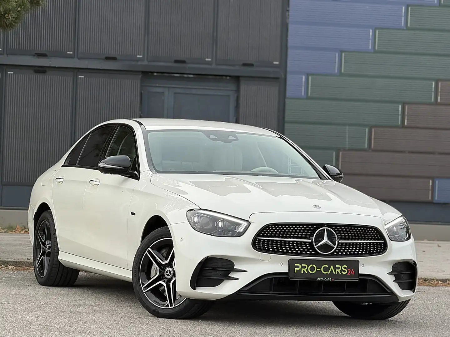 Mercedes-Benz E 300 e // AMG-Line // 4Matic // Burmester // Massage Weiß - 1