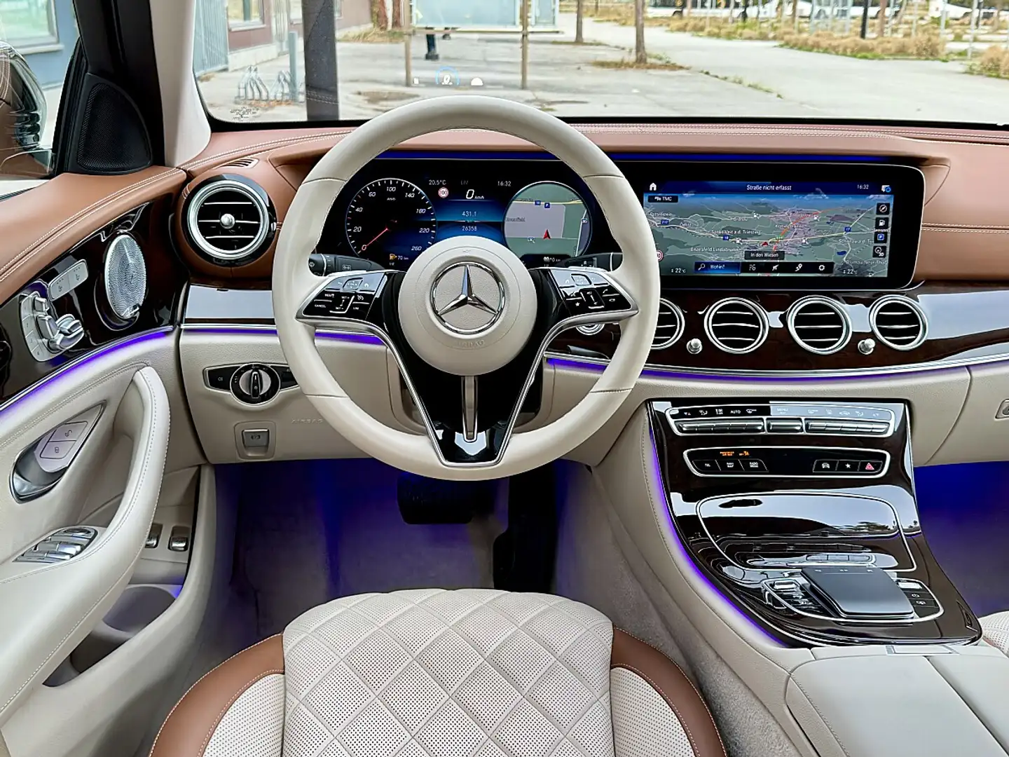 Mercedes-Benz E 300 e // AMG-Line // 4Matic // Burmester // Massage Weiß - 2