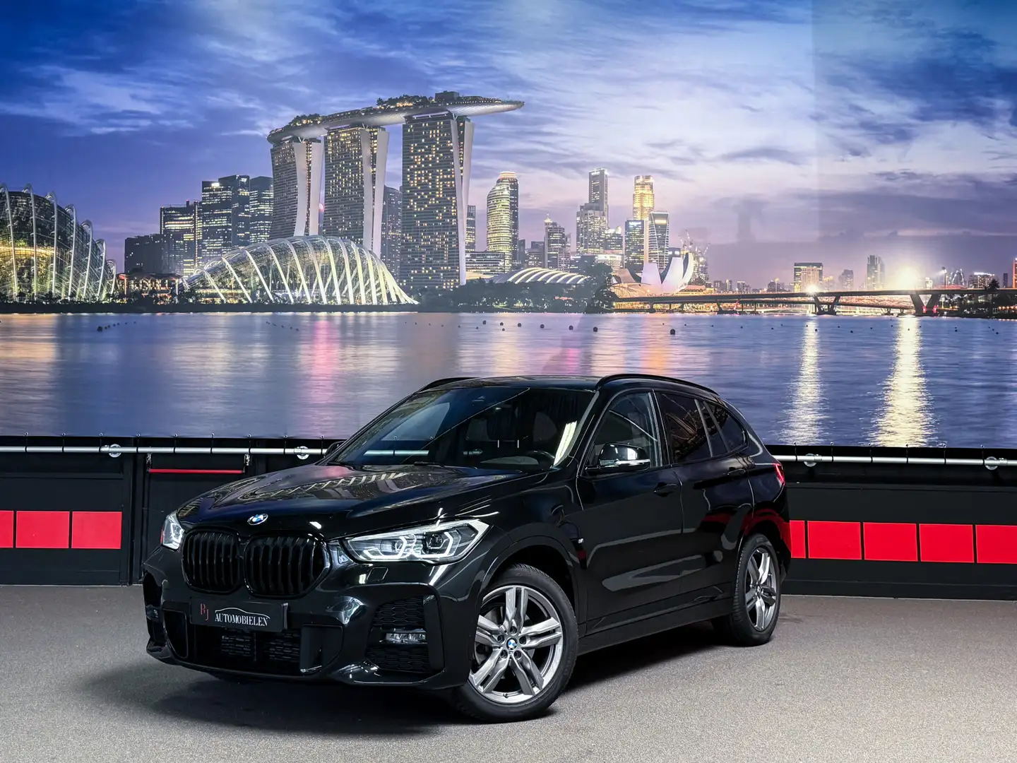 BMW X1 sDrive18i High Executive LED|M-Pakket|Camera| Zwart - 1
