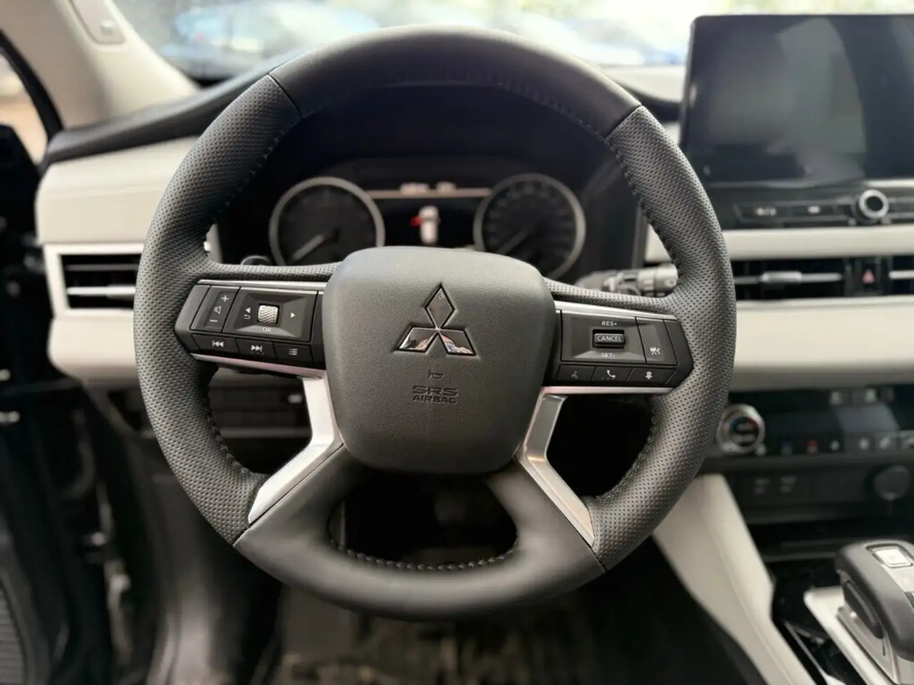 Mitsubishi Outlander снимка Mitsubishi Outlander